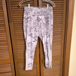Womens Printed Leggings - Gray and white